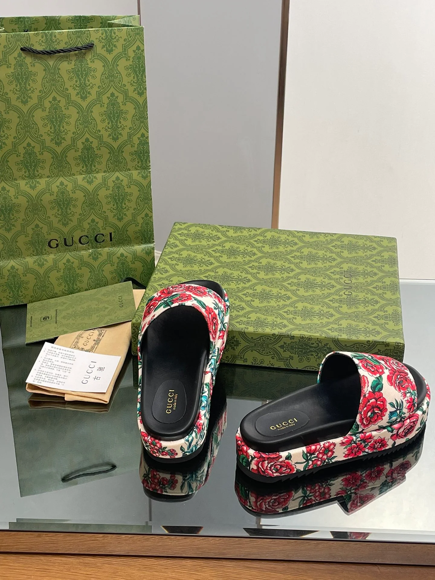 Новинка сезона осень/зима 2023 от Gucci - Мюли-тапочки с монограммой - 1