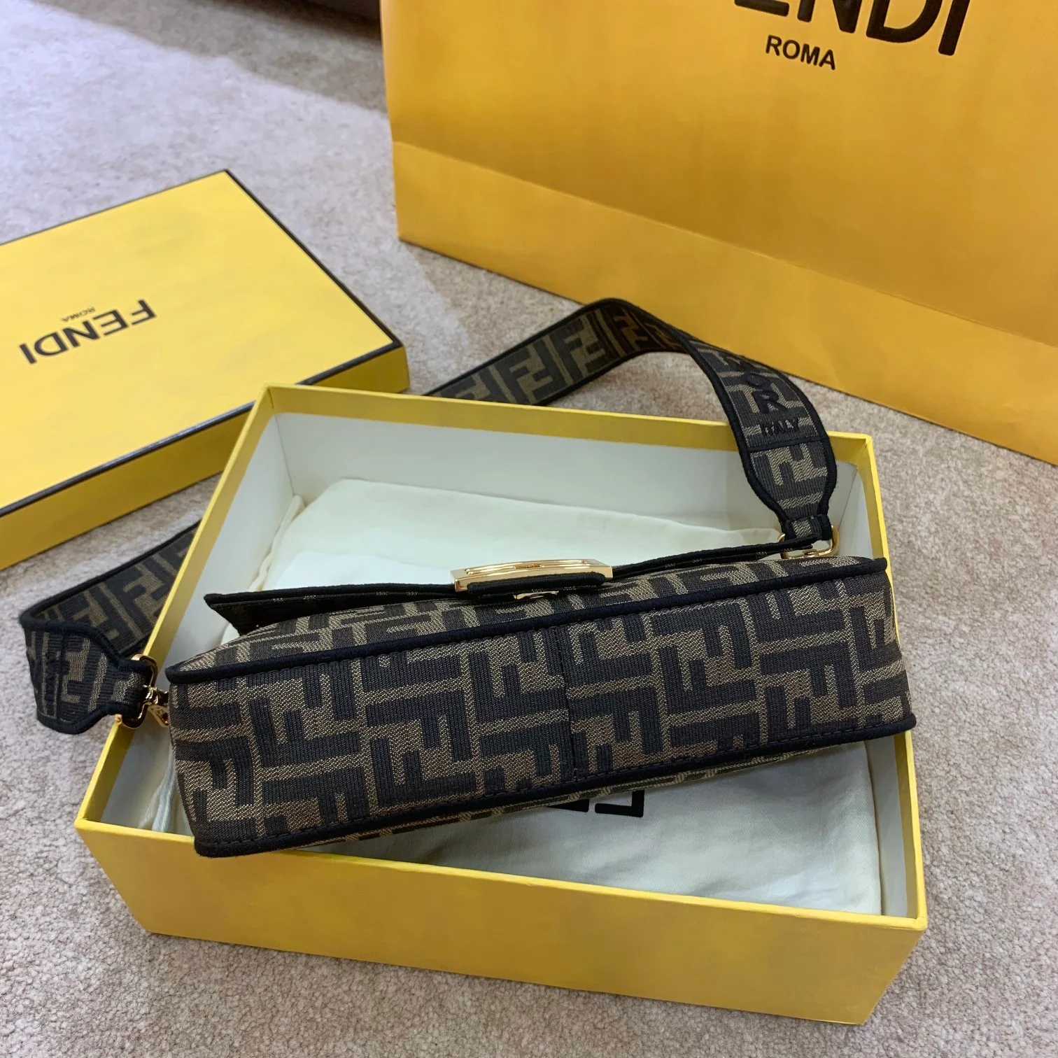 Сумка Fendi Baguette средней длины, коричневая, с монограммой.