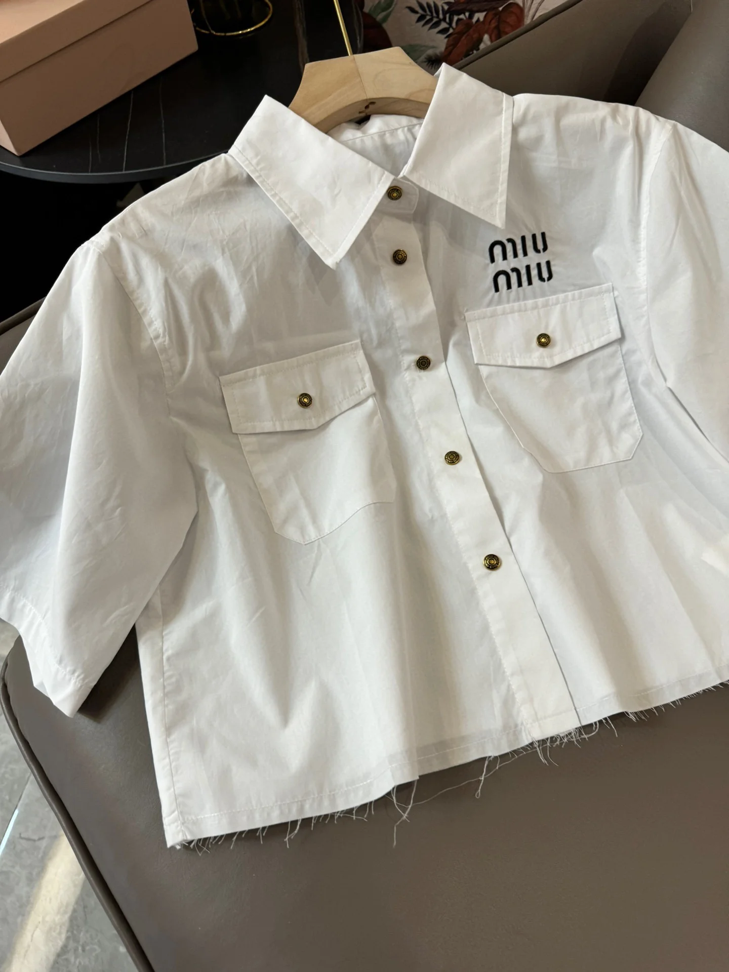 Miu Miu - 2404 - 24ss Новая футболка с коротким рукавом и вышивкой букв