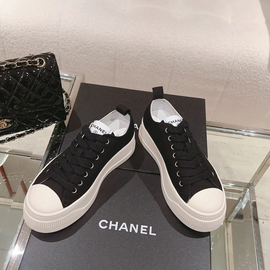 Новинка сезона ?Ранняя осень 2023? от Chanel — Простые парусиновые туфли на платформе — Черные