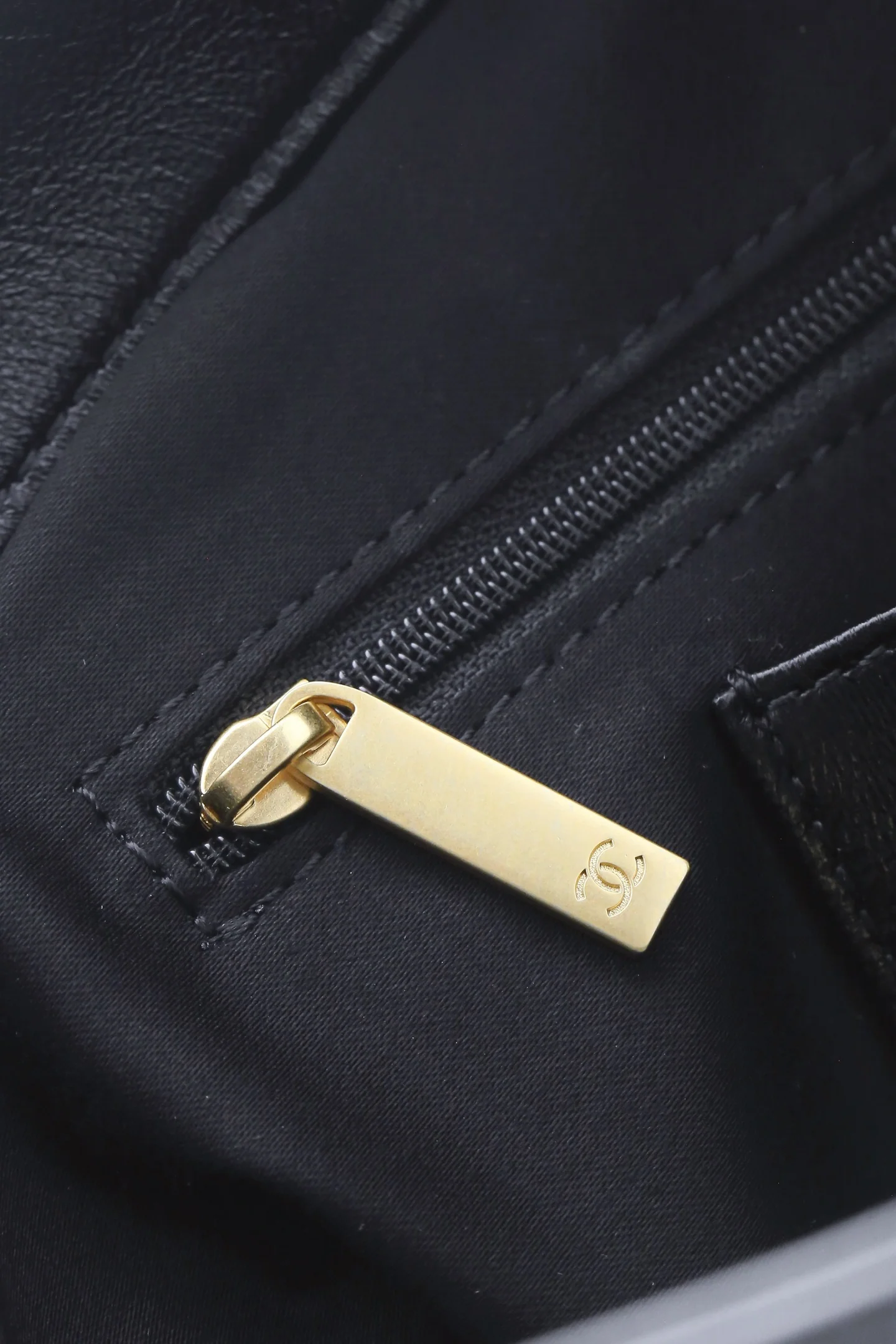 Сумка Chanel в стиле хиппи с золотой монетой 25 пенсов — черно-золотая.