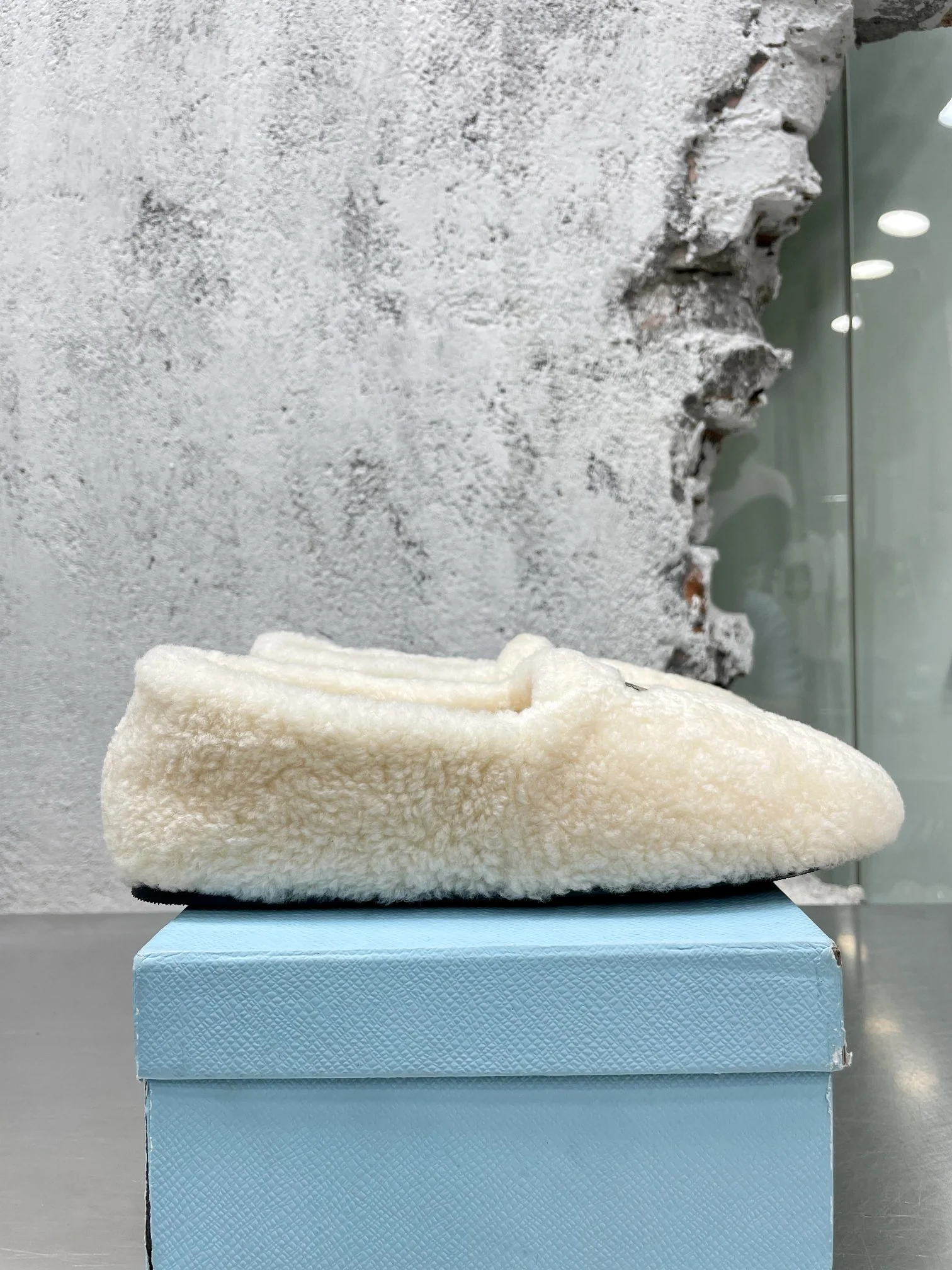 Prada - Новинка сезона осень/зима 2022 - Меховые балетки