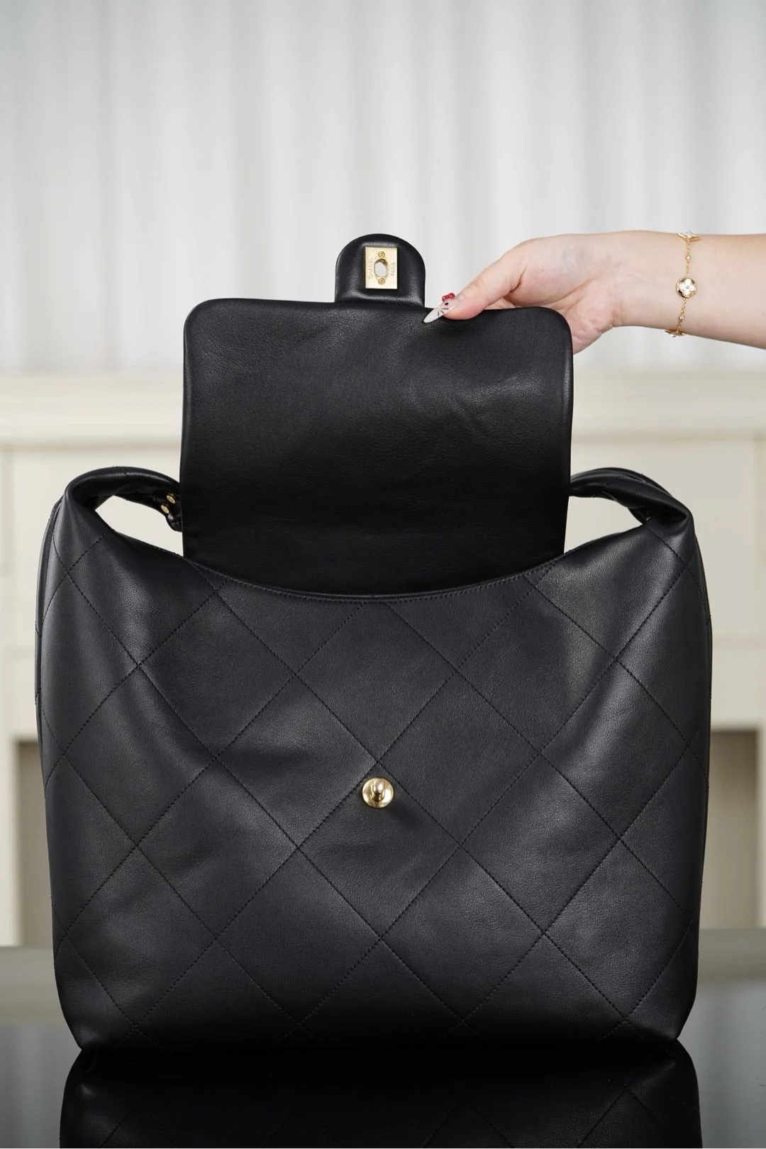 Сумка Chanel Hippie Hobo Bag 25k - Большая, черная, с золотой фурнитурой.