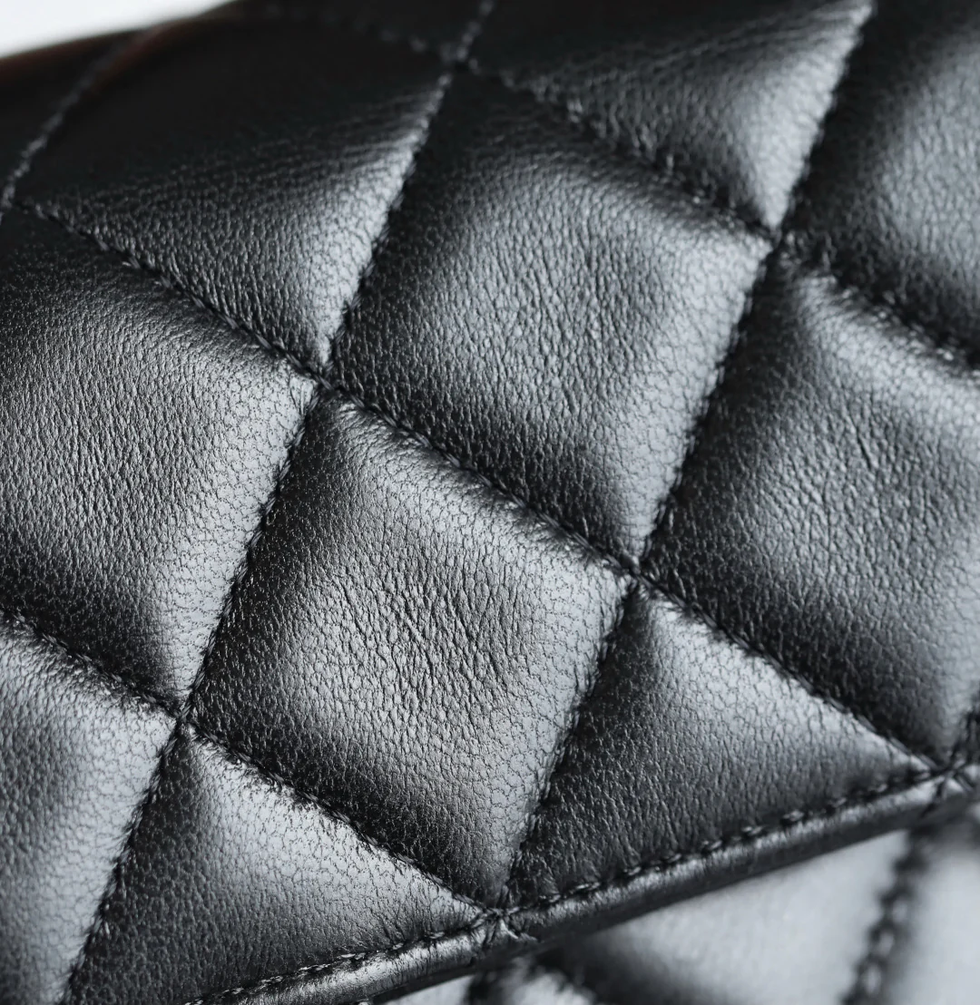 Chanel - Сумка-мессенджер с заклепками - Черная с золотой фурнитурой