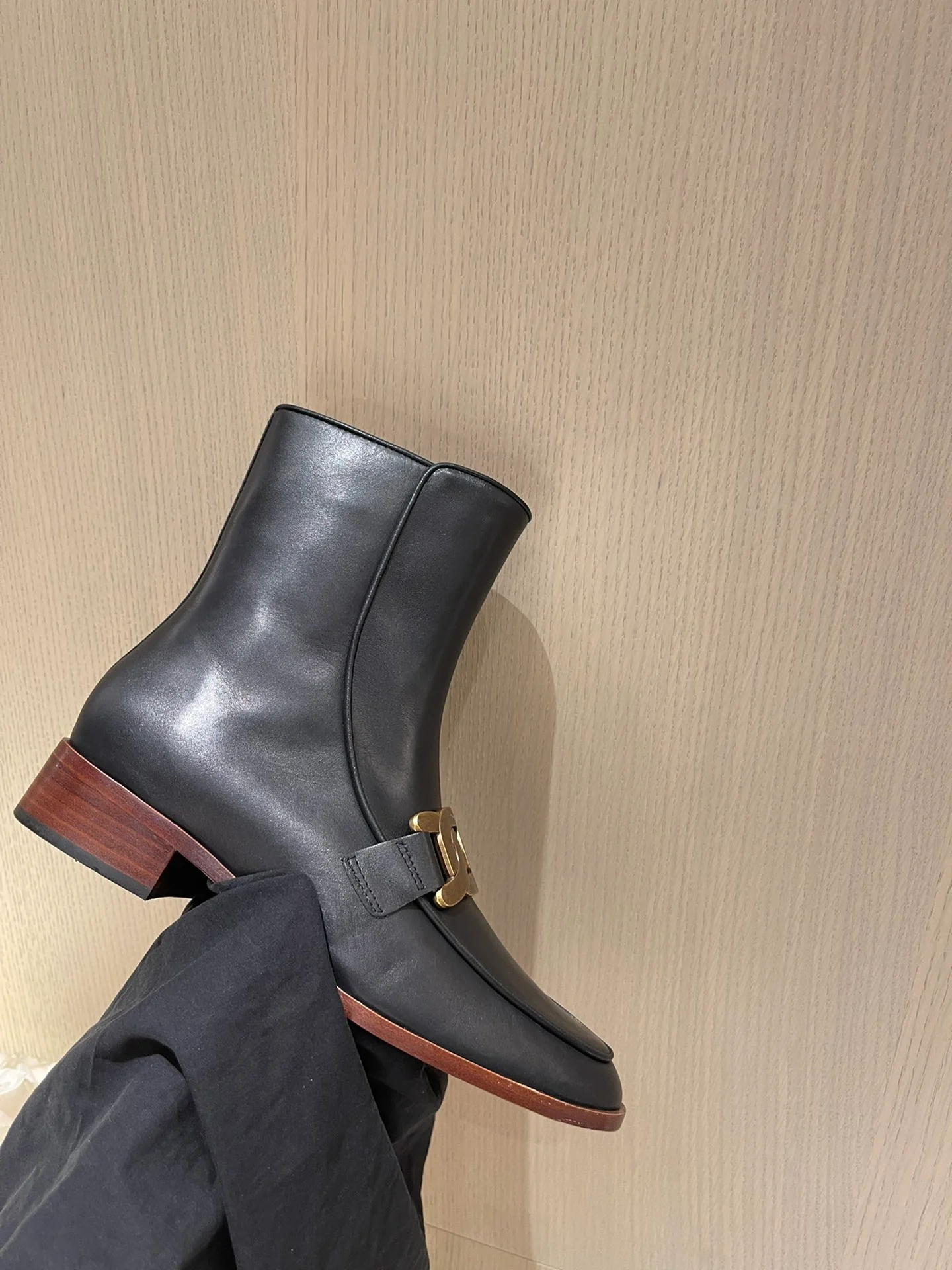 Tods - Новинка сезона осень/зима 2022 - Ботильоны на толстом каблуке крупной вязки с золотой пряжкой - 3