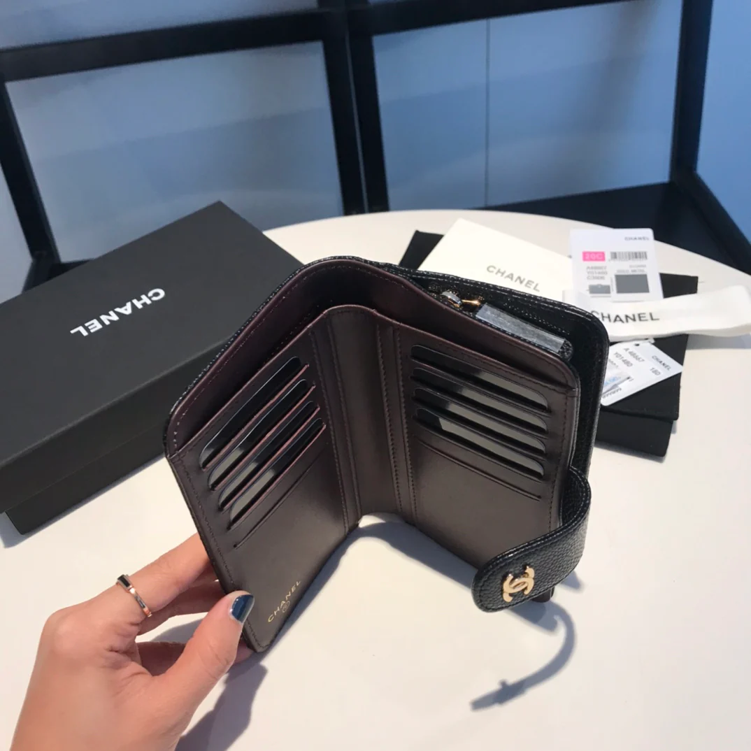 Куртка средней длины из серии Chanel CF — черная зернистая кожа с серебристой фурнитурой.