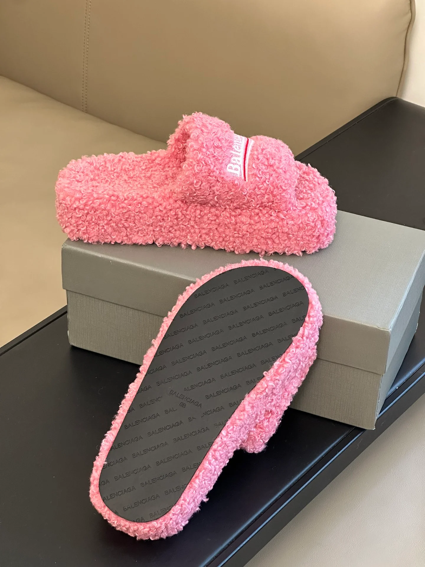 Новинка сезона осень/зима 2023 от Balenciaga - Меховые тапочки на платформе - Розовые