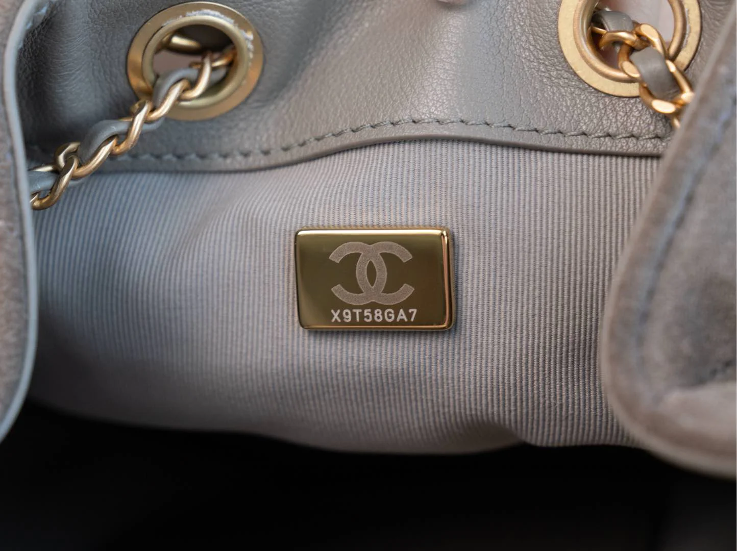 Сумка-хобо Chanel с завязками, замша, серая.