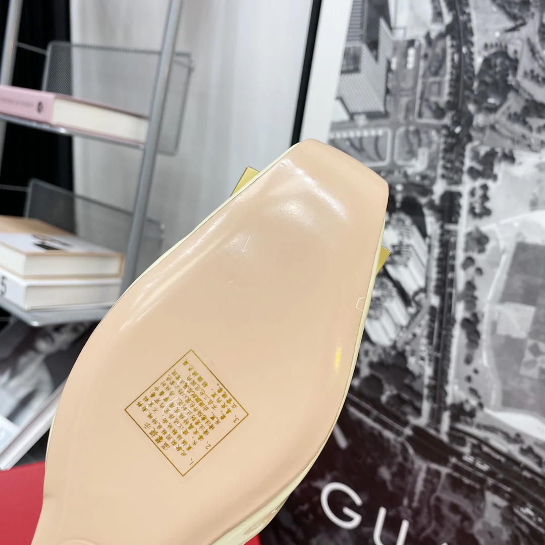 RV - Плоская подошва, полый квадратный носок - Белый