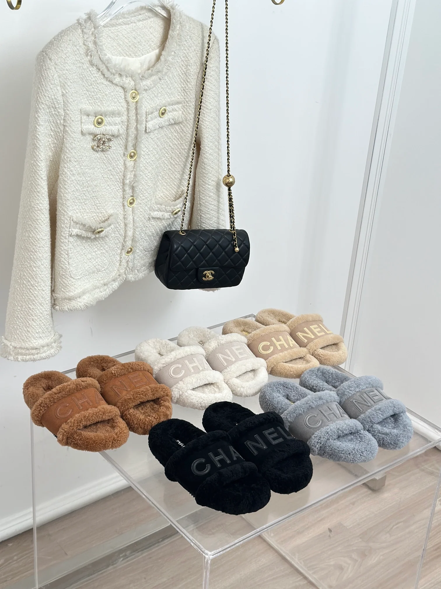 Новинка сезона осень/зима 2023 от Chanel — Меховые тапочки — Серые с буквенным рисунком