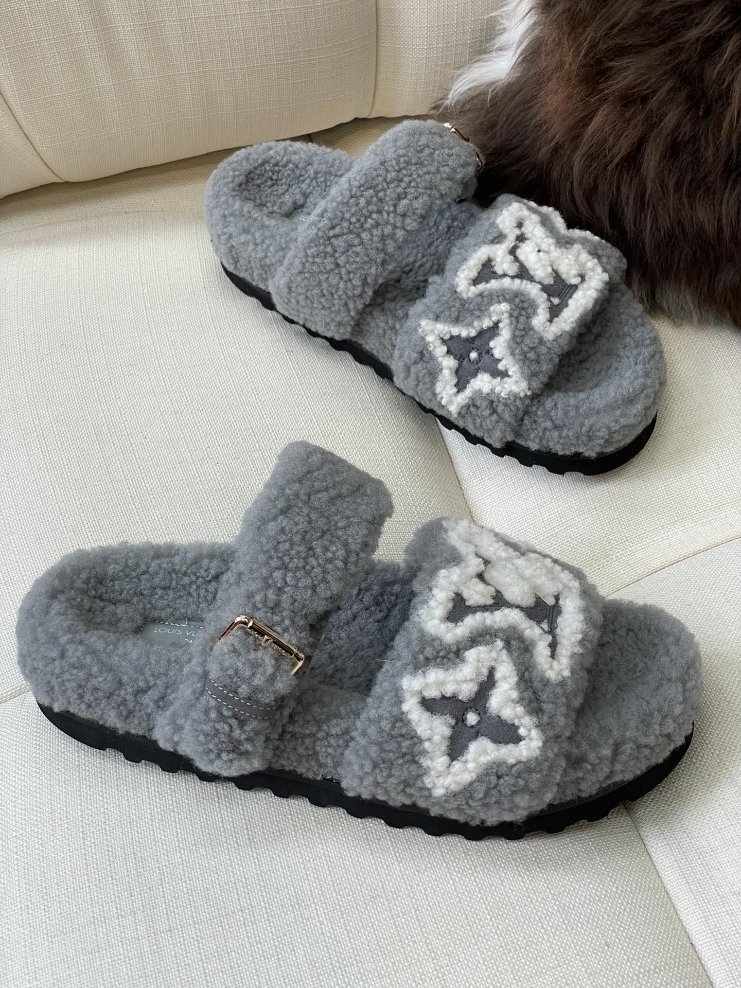 LV - Новинка сезона осень/зима 2022 - Тапочки из овечьей шерсти