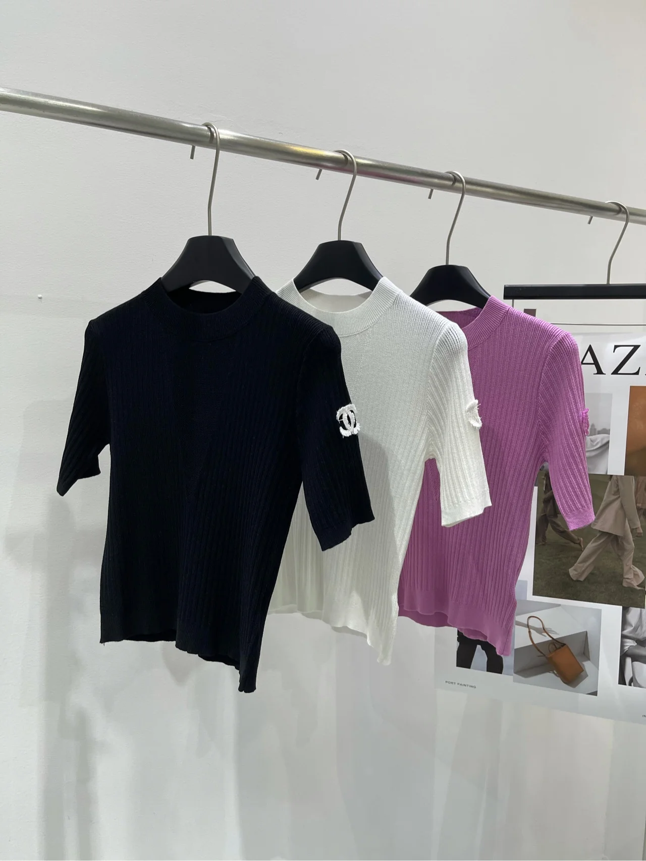 Chanel 2403 - Трехцветная трикотажная футболка с коротким рукавом и двойной вышивкой в ??виде буквы С.