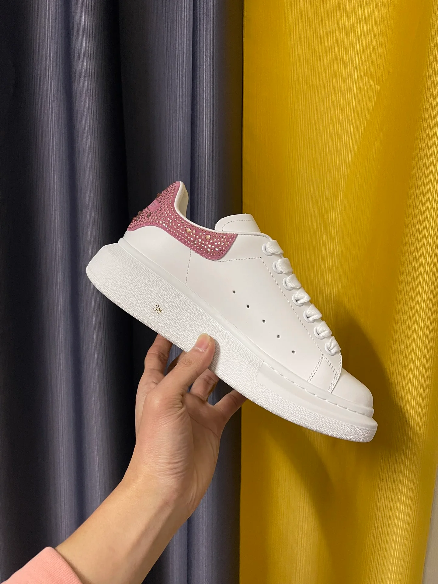 Классические белые кроссовки McQueen - унисекс - на каблуке из розово-фиолетового бархата с шампанскими стразами.