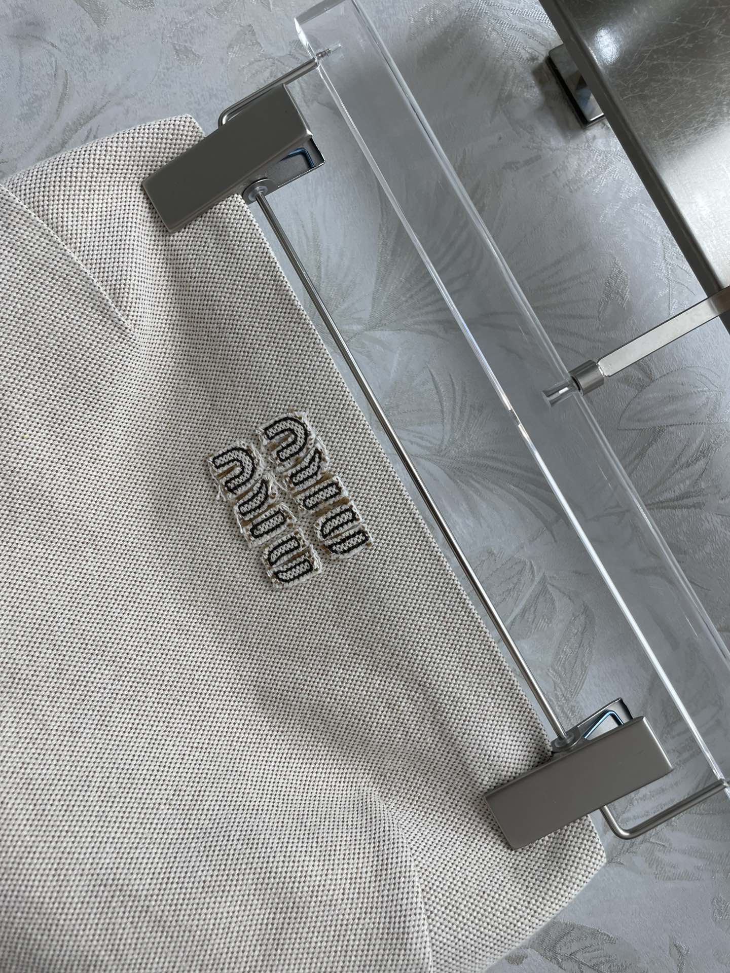 Miu Miu - Коллекция жилетов из лоскутков с вышитым логотипом, весна/лето 2404-24