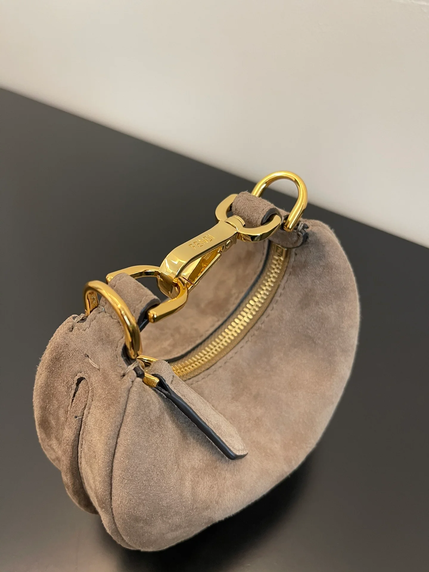 Миниатюрная серая замшевая сумка через плечо Fendi-fendigraphy