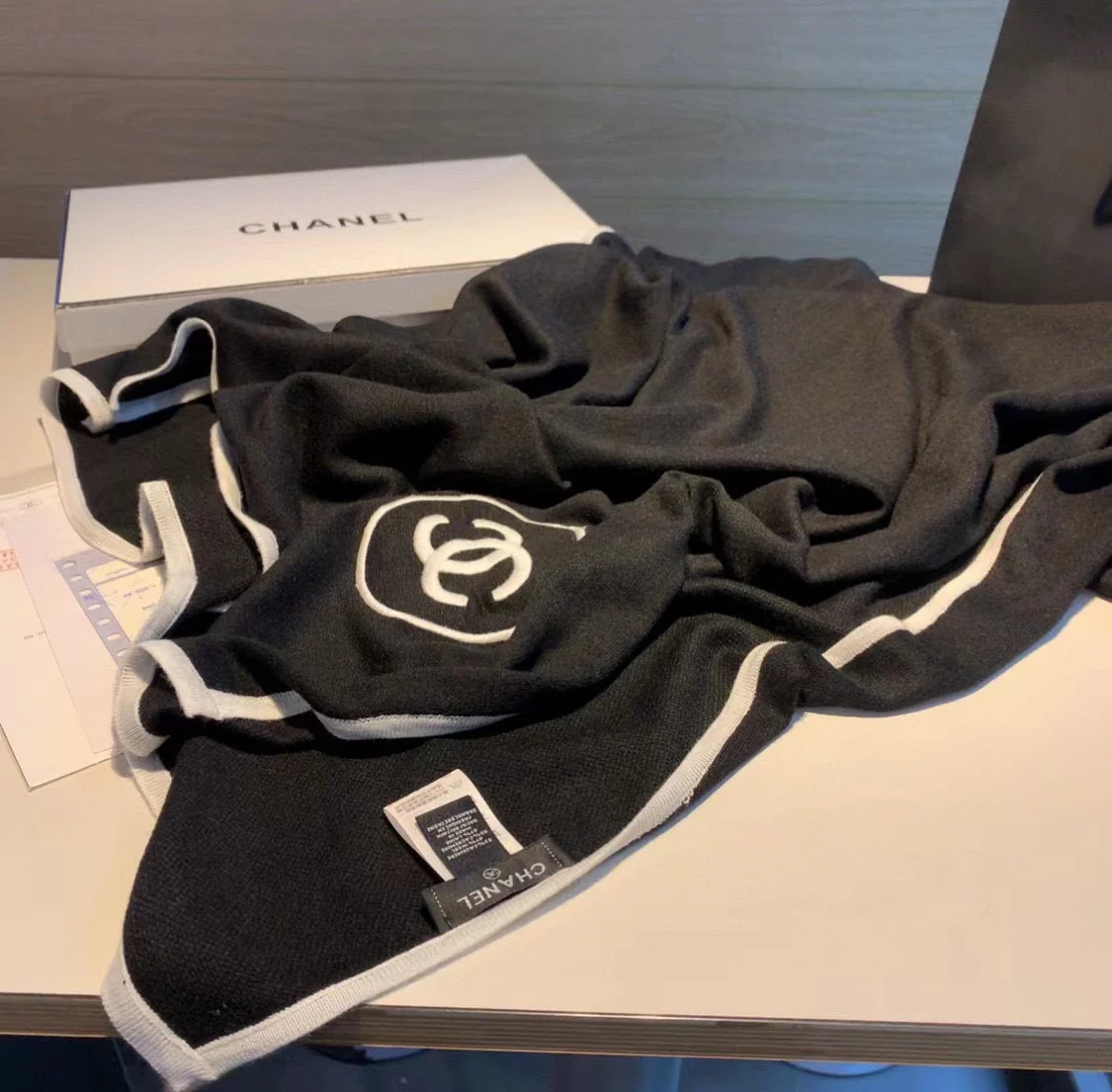 Вышитый шарф Chanel в черно-белых тонах - 100-200 см - Кашемир