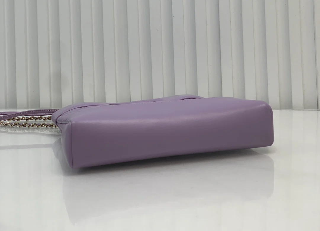 Мини-сумочка Chanel 24c31 из овечьей кожи - фиолетовая