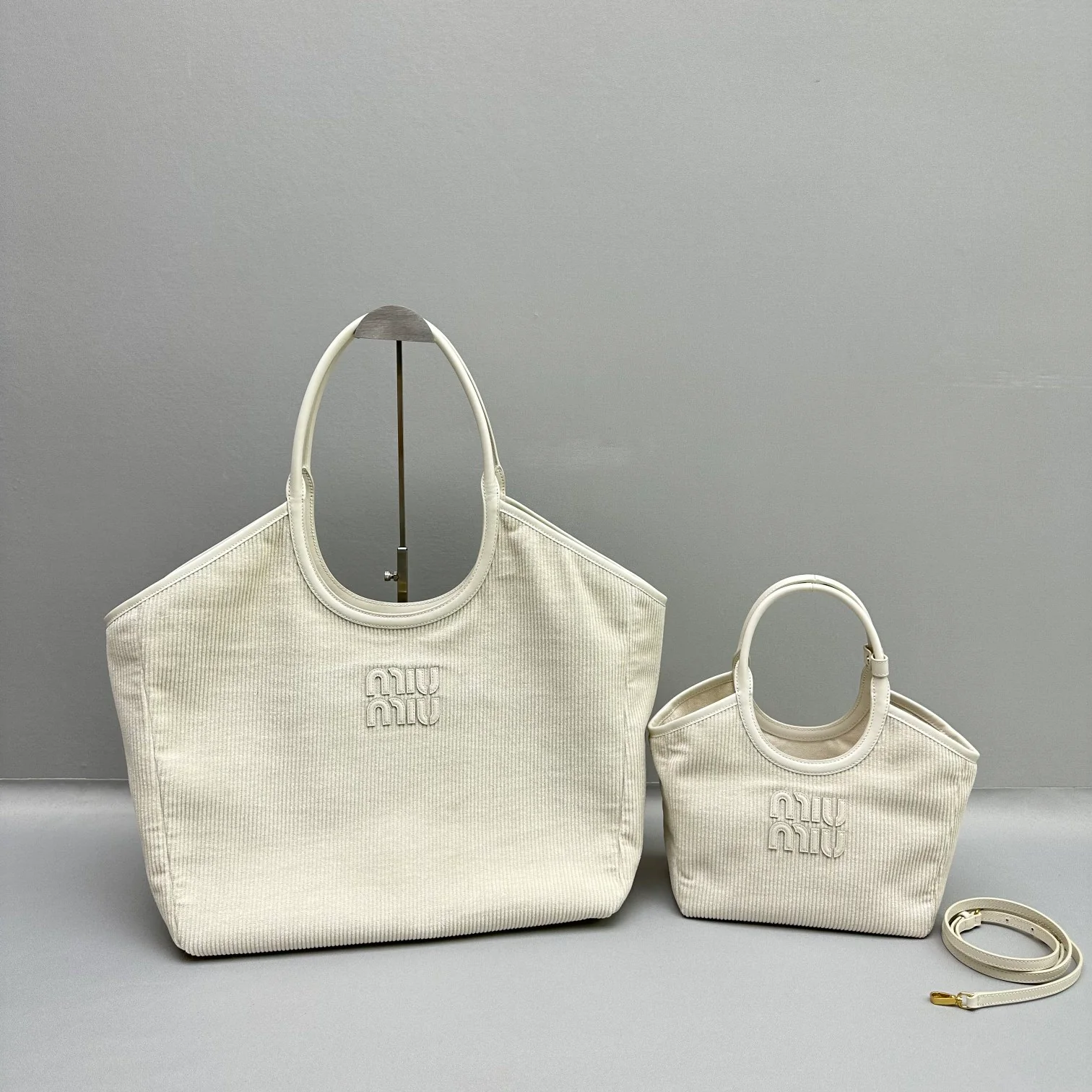 Сумка-тоут Miu Miu Ivy — сравнительные изображения