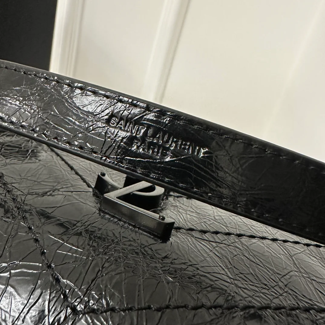 Сумка-шоппер YSL Niki — черная с черной цепочкой.