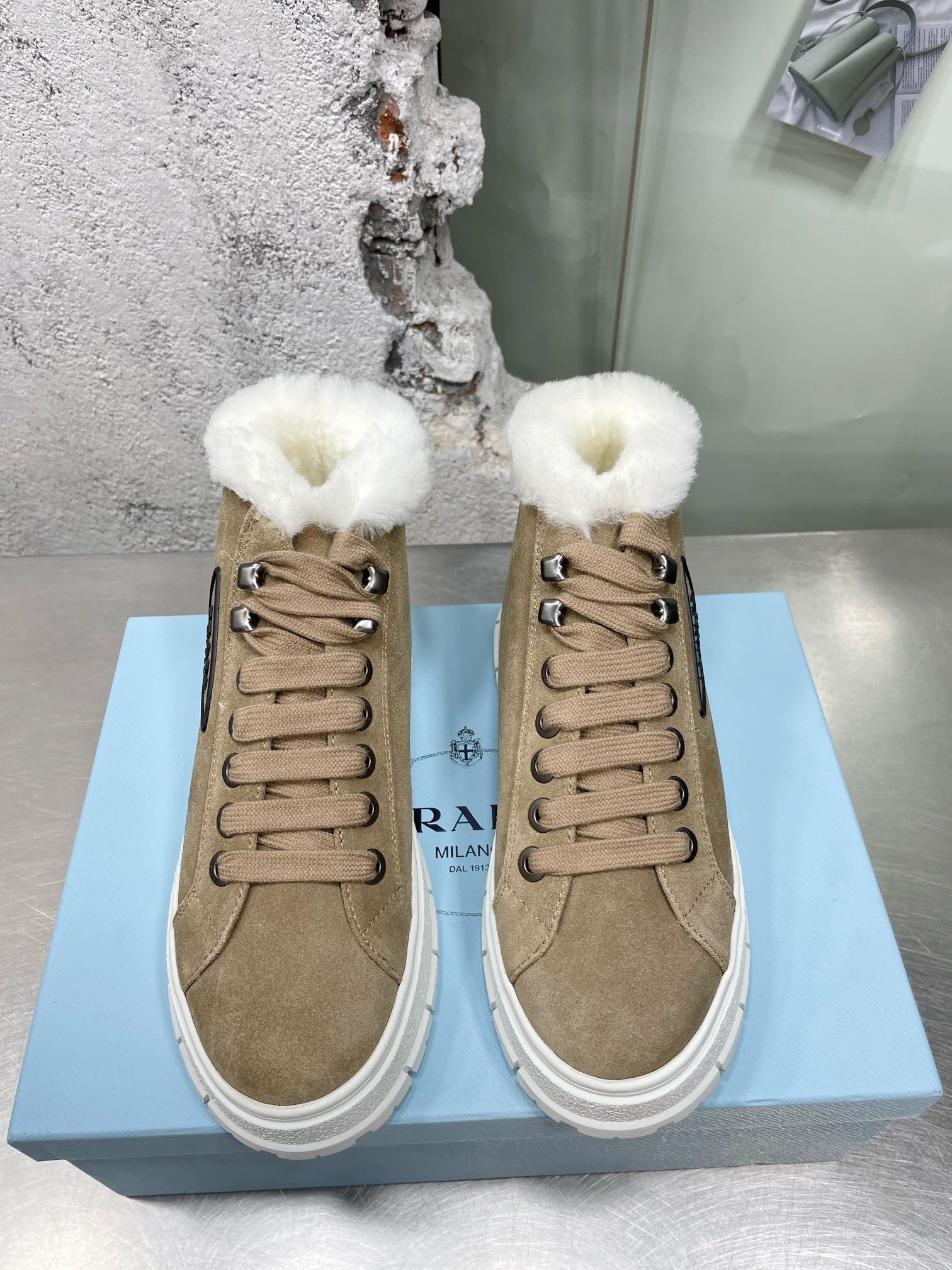 Новинка сезона осень/зима 2022 от Prada - Снежные сапоги - Стиль знаменитостей