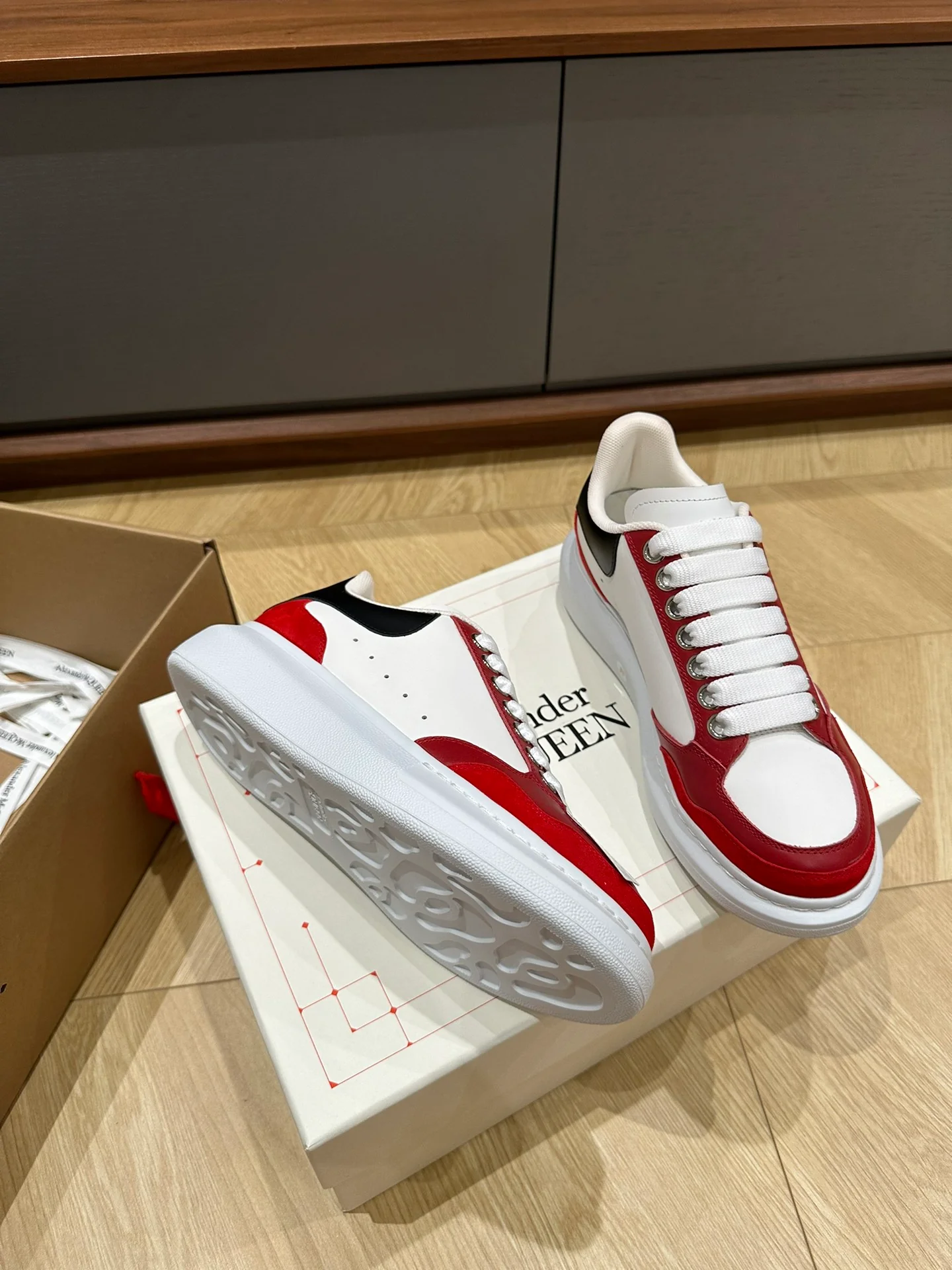 McQueen - Белые кроссовки из телячьей кожи и замши - Унисекс - Красные