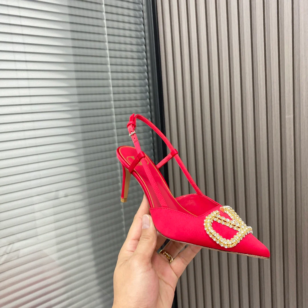 Valentino - Сандалии и туфли на каблуке с V-образной пряжкой