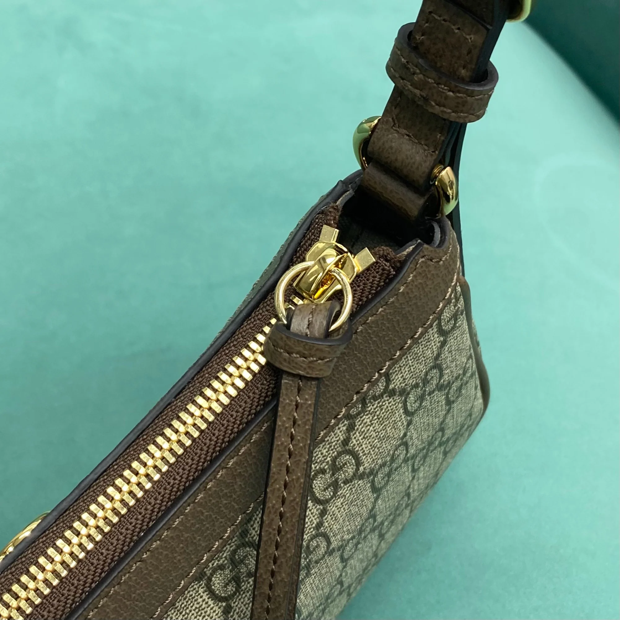 Сумка-хобо Gucci с монограммой.