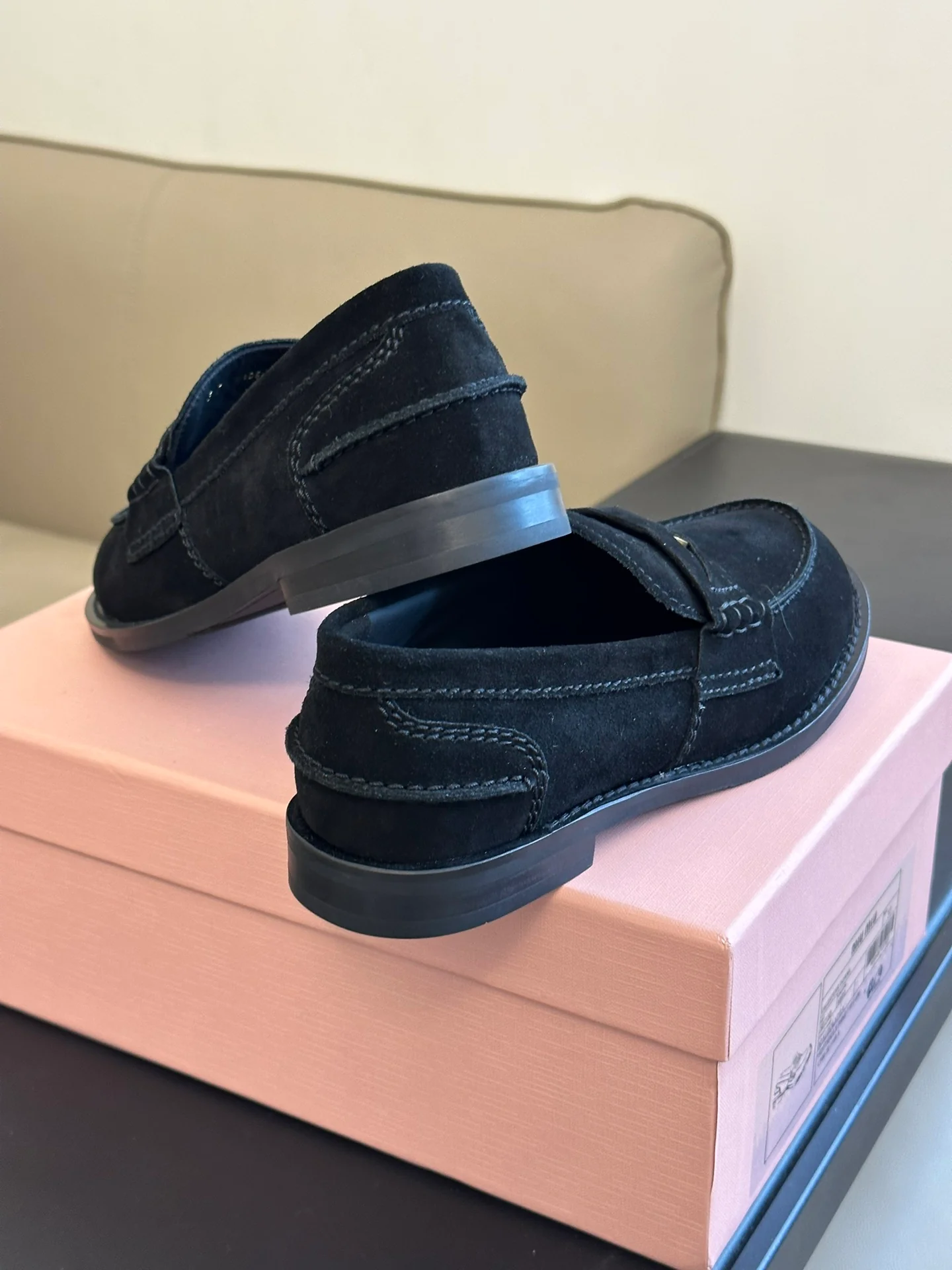 Новинка сезона осень/зима 2023 от Miu Miu - Лоферы Gold Coin - Замшевые, черные