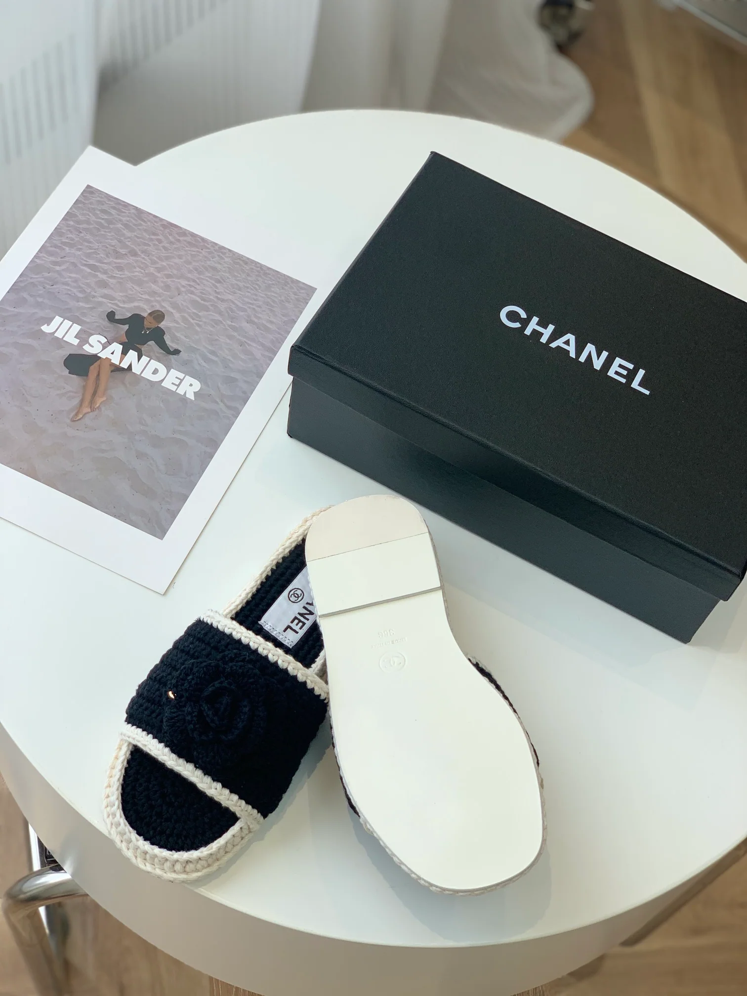 Новинка сезона весна/лето 2023 от Chanel - шерстяные вязаные тапочки 