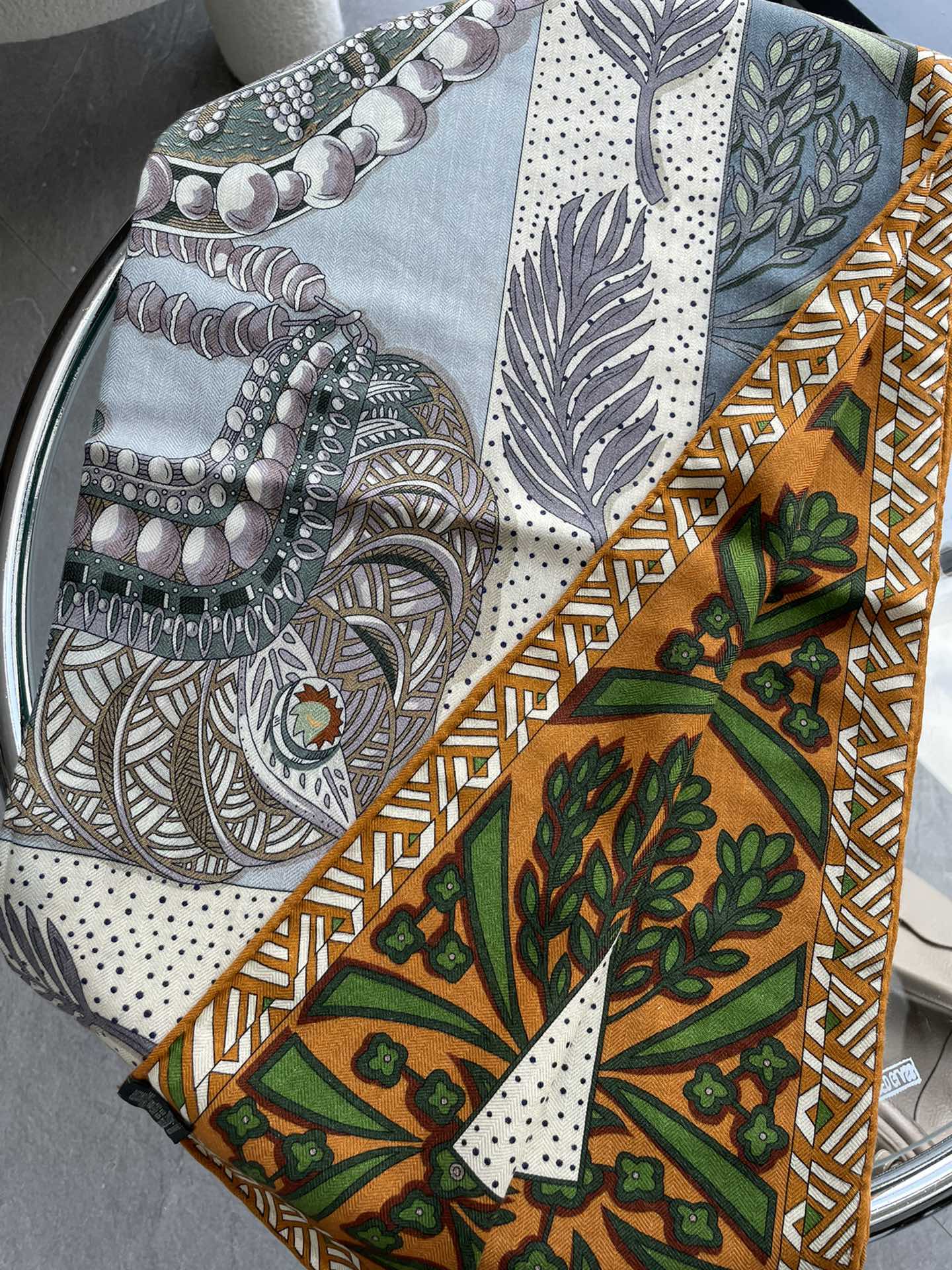 Двусторонний платок Hermes 140 - жетон с буквой H - необычный