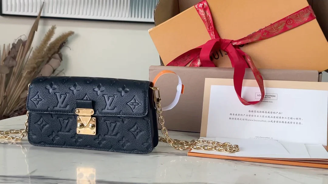 m82637-LV-кошелек-на-цепочке-metis-сумка-кроссбоди-черная тисненая кожа