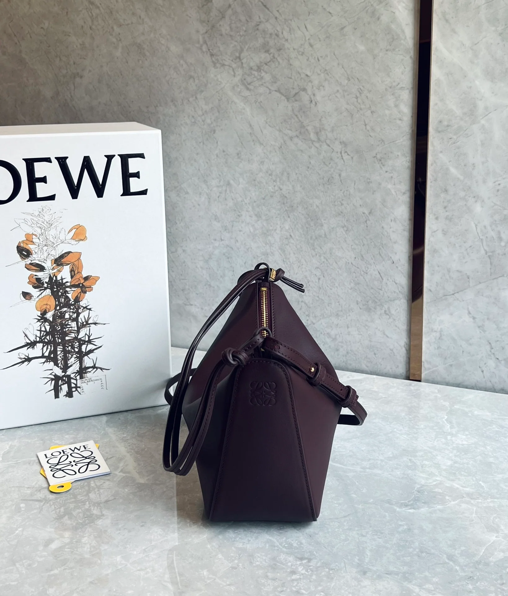 Сумка-хобо Loewe Hammock, бордовая.