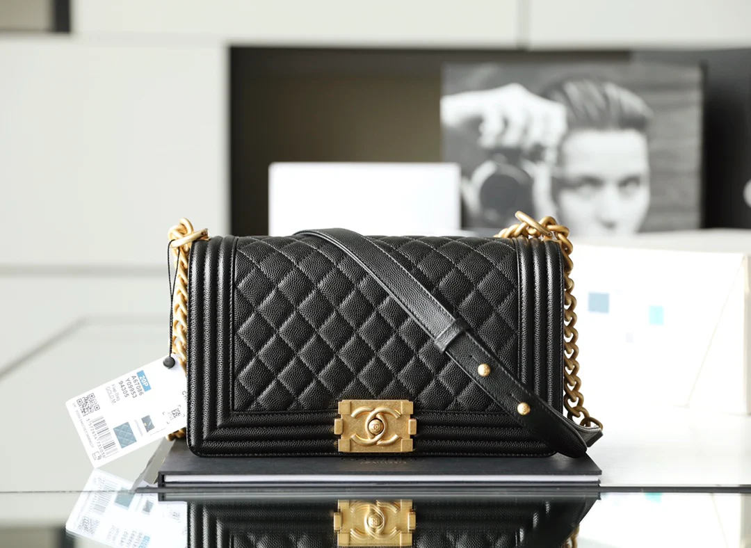 Chanel - Средний размер, черный, с золотистой фурнитурой с ромбовидным узором и декоративным элементом в виде скола.