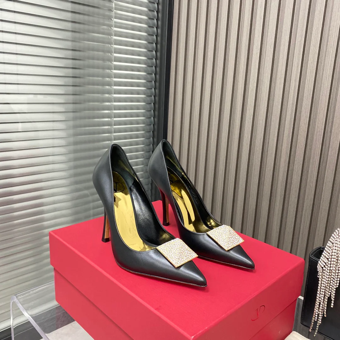 Новинка сезона осень/зима 2022 от Valentino - Туфли на высоком каблуке с фурнитурой, украшенные заклепками - Черные