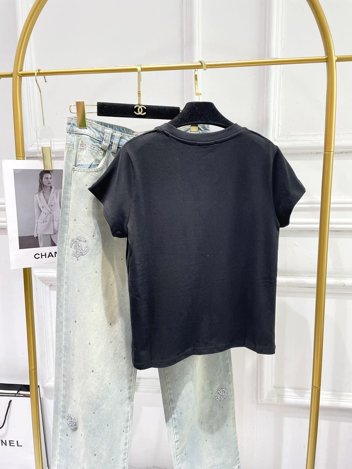 Футболка в стиле Chanel - 2403 - с V-образным вырезом и короткими рукавами, украшенная стразами - Черная