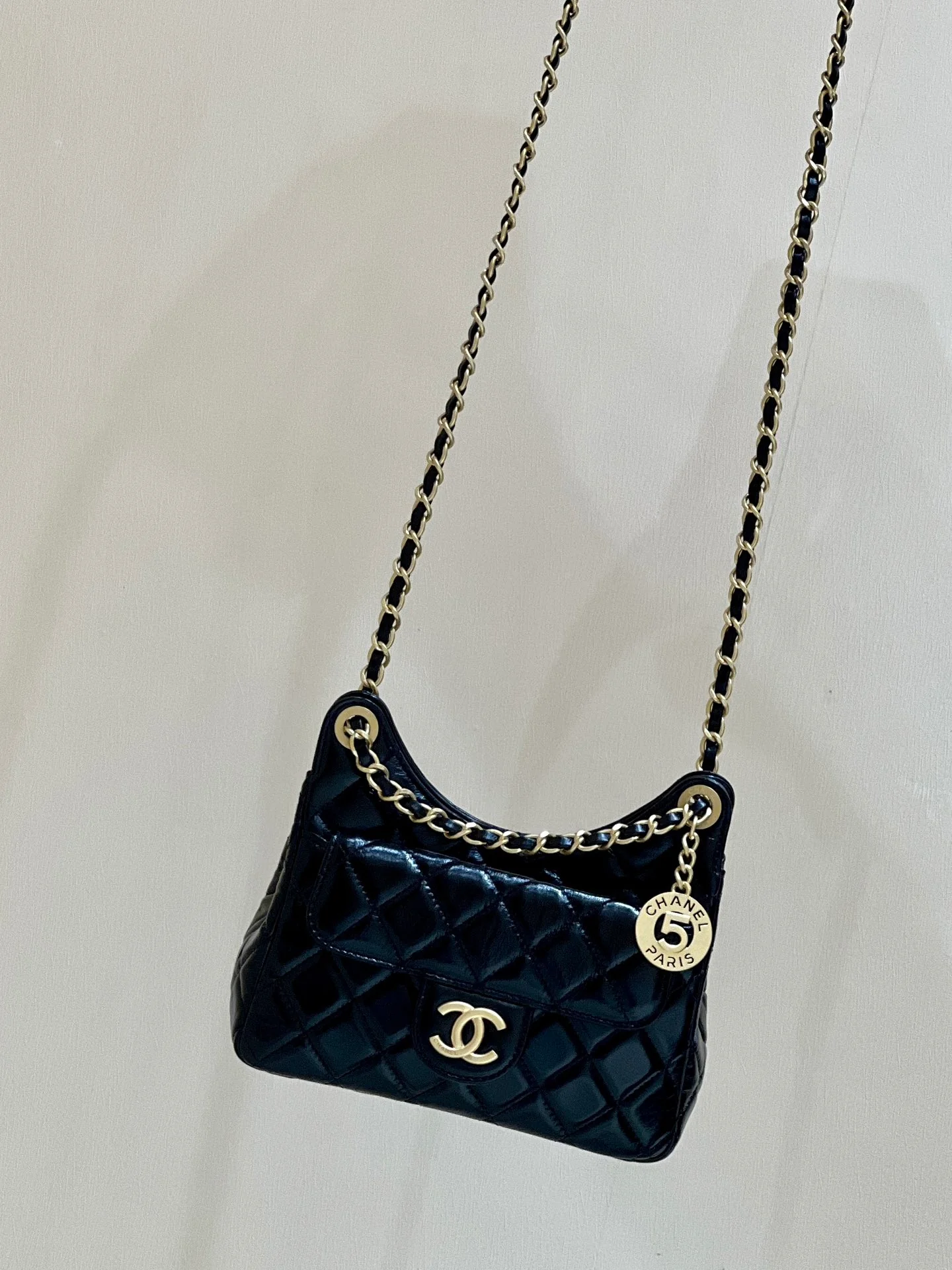 Сумка-хобо Chanel 23c из коллекции ?Ранняя весна? — черная кожа, обработанная маслом.