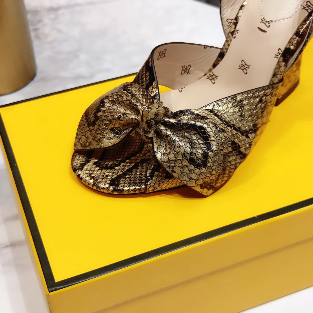 Весенние сандалии на высоком каблуке Fendi 2022 года - золотистые