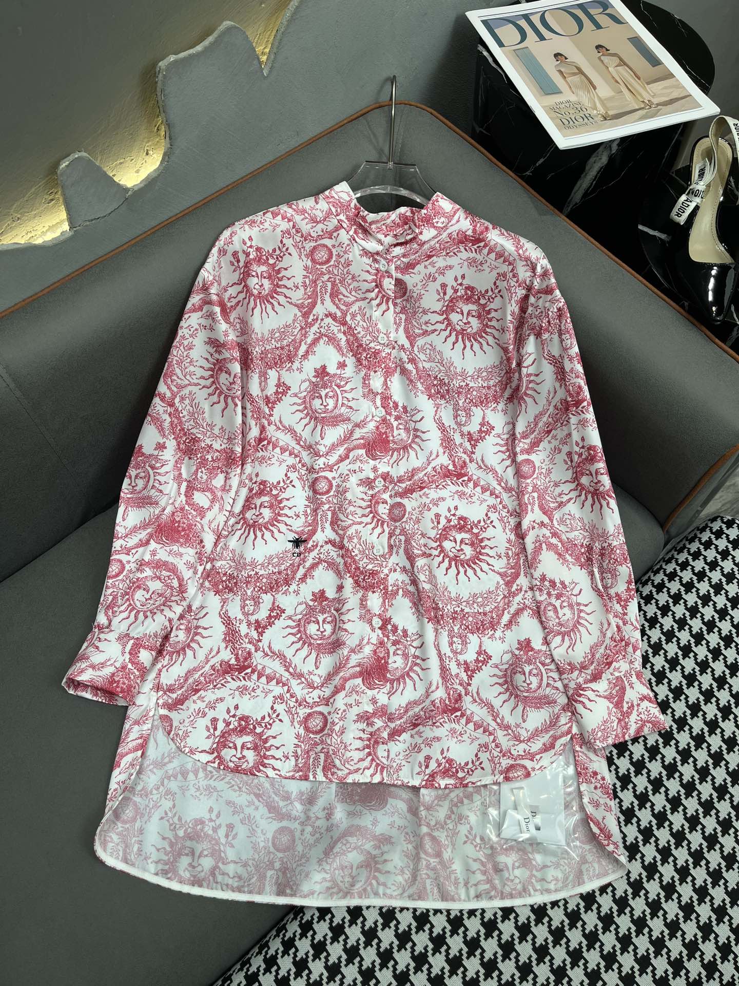 Рубашка с длинными рукавами Dior 2403-24ss весна/лето, новая модель с принтом ?Бог солнца? — красная.