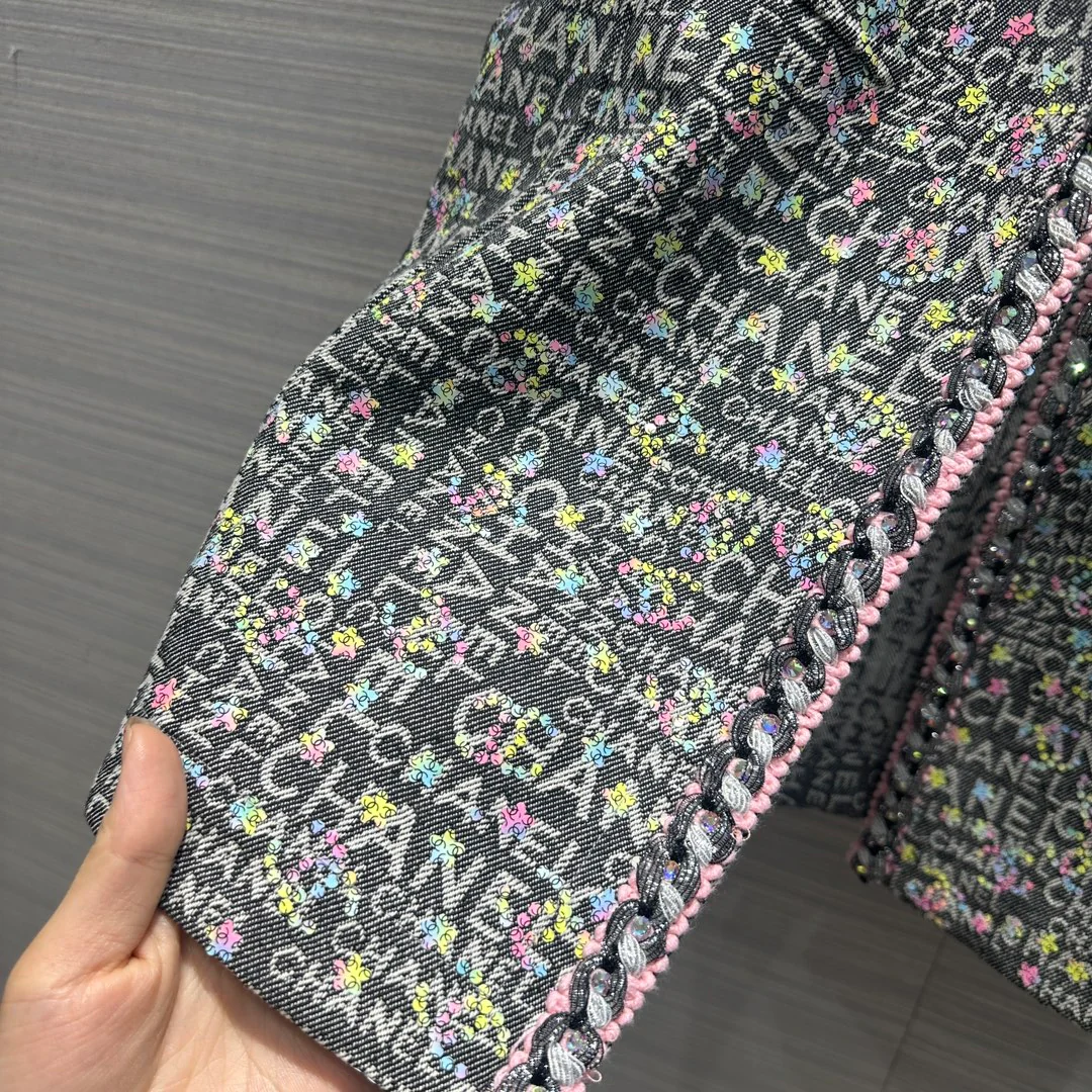 Chanel - 2403 - Весенне-летняя новинка. Жилет из прочной жаккардовой ткани с плетением из пряжи и бисерной отделкой.