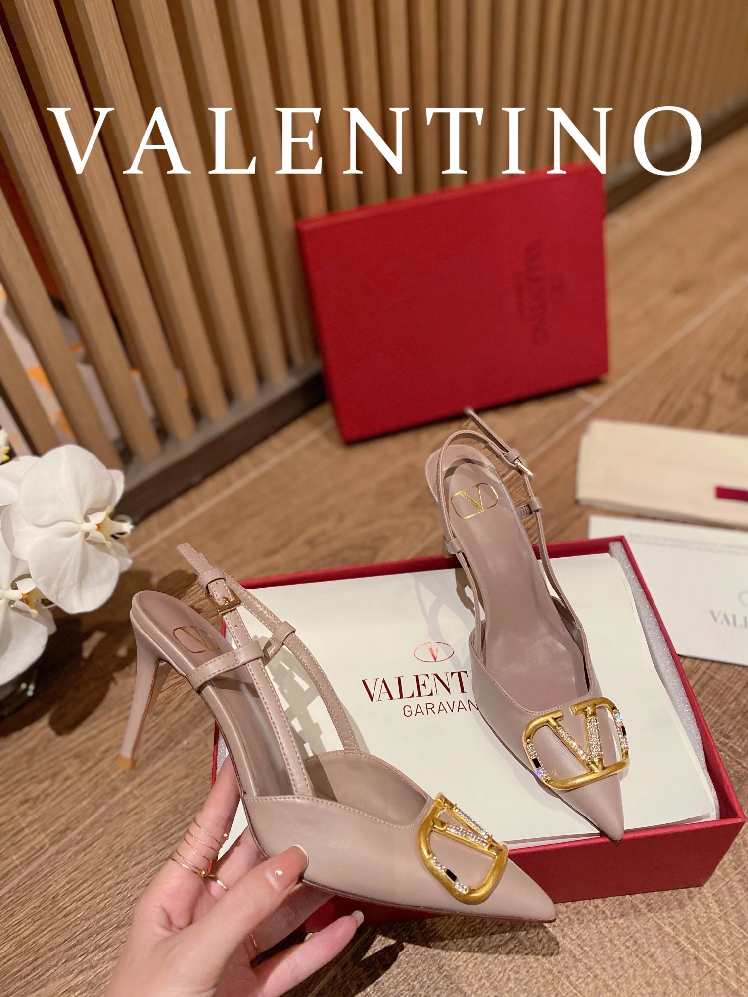 Туфли Valentino на каблуке с V-образным вырезом, бронзовой бриллиантовой пряжкой и открытой пяткой - розовые