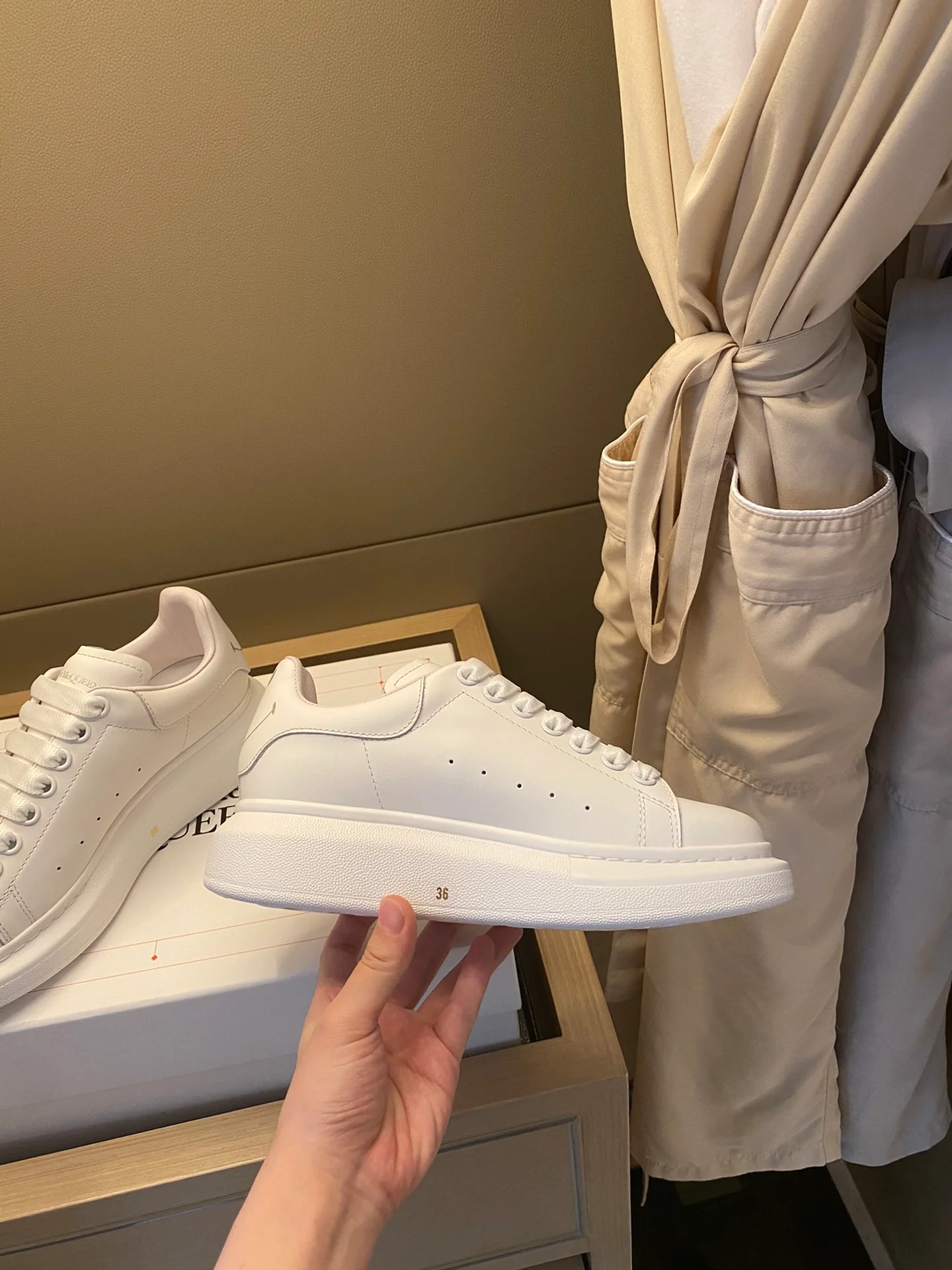 McQueen - Классические белые кроссовки - Улыбающаяся пятка - Белые