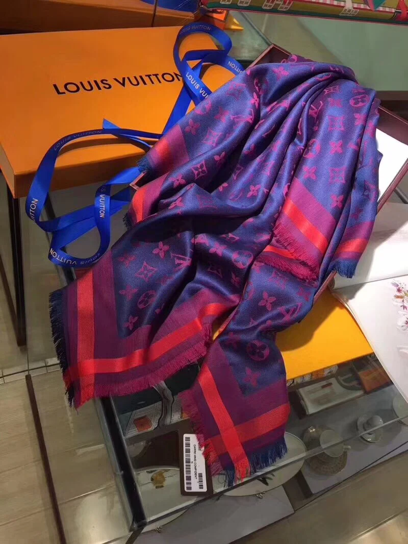 Шелковый шарф LV-140 Monogram — модель высшего класса с исключительно мягкой текстурой.