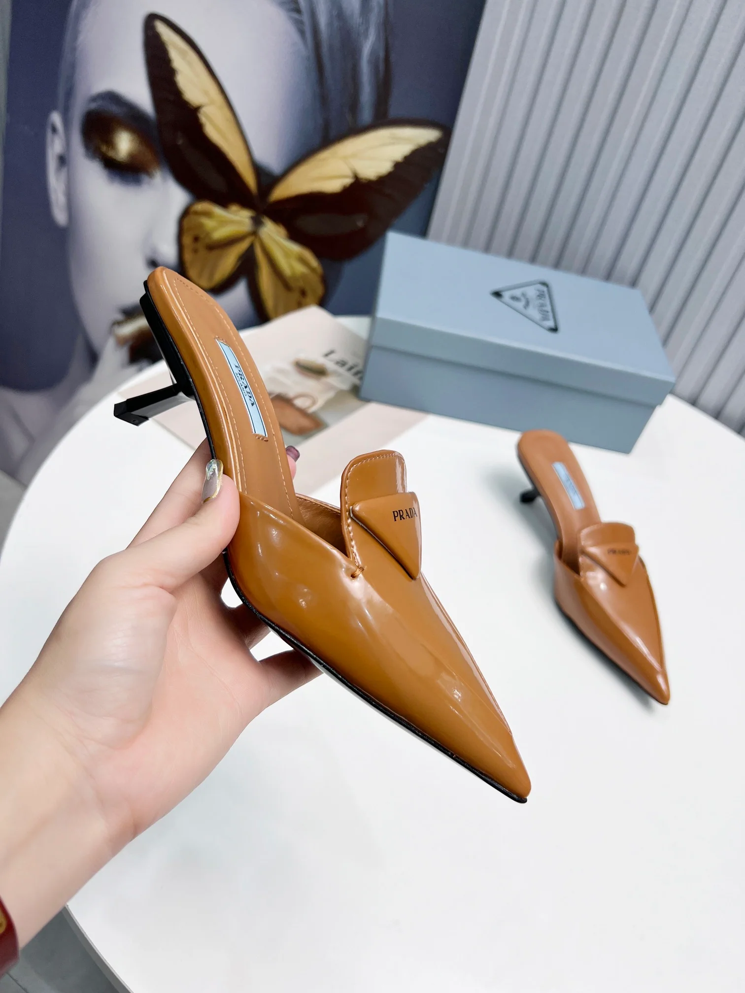 Коричневые туфли Prada на каблуке с острым носком