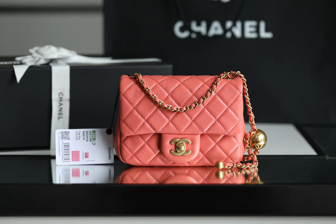 Сумка Chanel Gold Globe Square Fat Flap Bag - кораллово-розовая.
