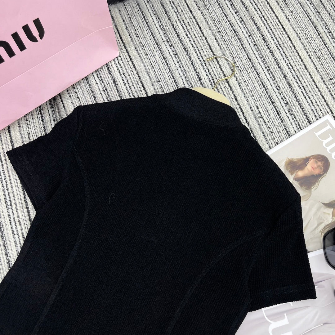 Miu Miu - 2404 - Коллекция весна/лето 2024 - Новый костюм Miu с воротником-стойкой, подплечниками и приталенным силуэтом - Черный