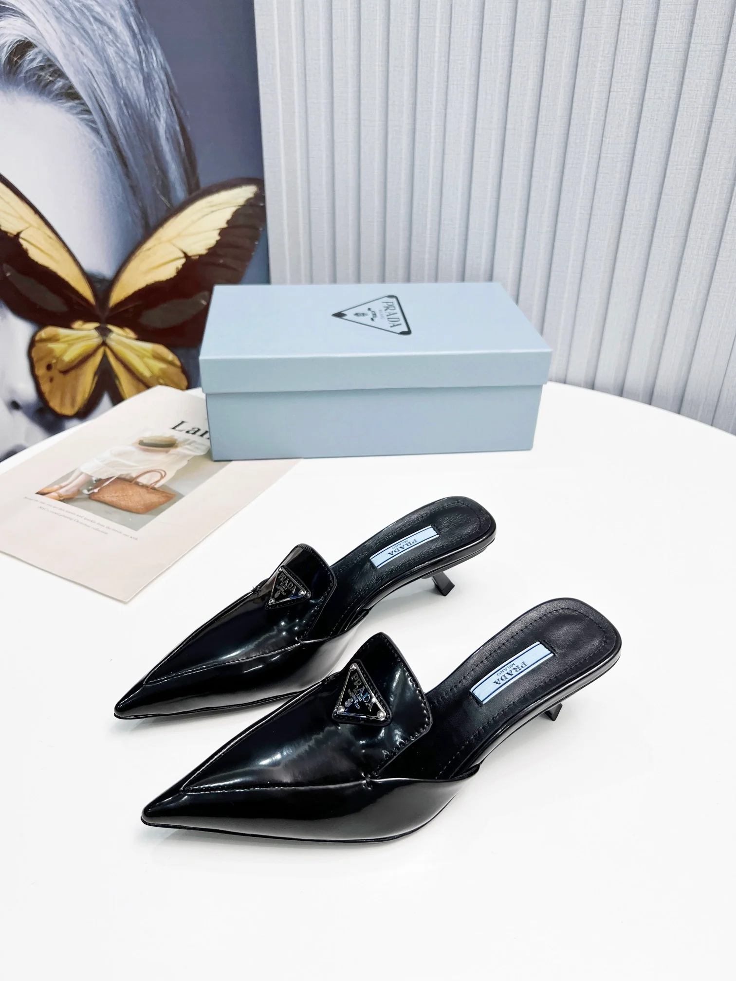 Prada - Черные сандалии с острым носком