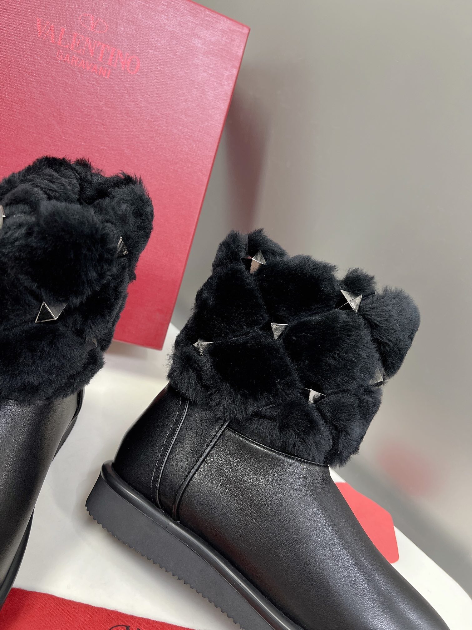 Коллекция Valentino ?Ранняя весна 2022? — Ботильоны с меховой отделкой и оборками — Черные