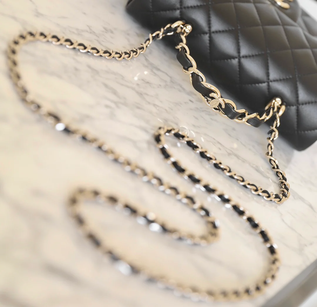 Chanel - Сумка с двойной С-образной ручкой и клапаном CF - Черная