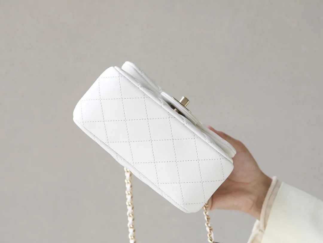 Новые поступления коллекции Chanel весна/лето 2023 - Футбольная коллекция - Сумка CF - Белая