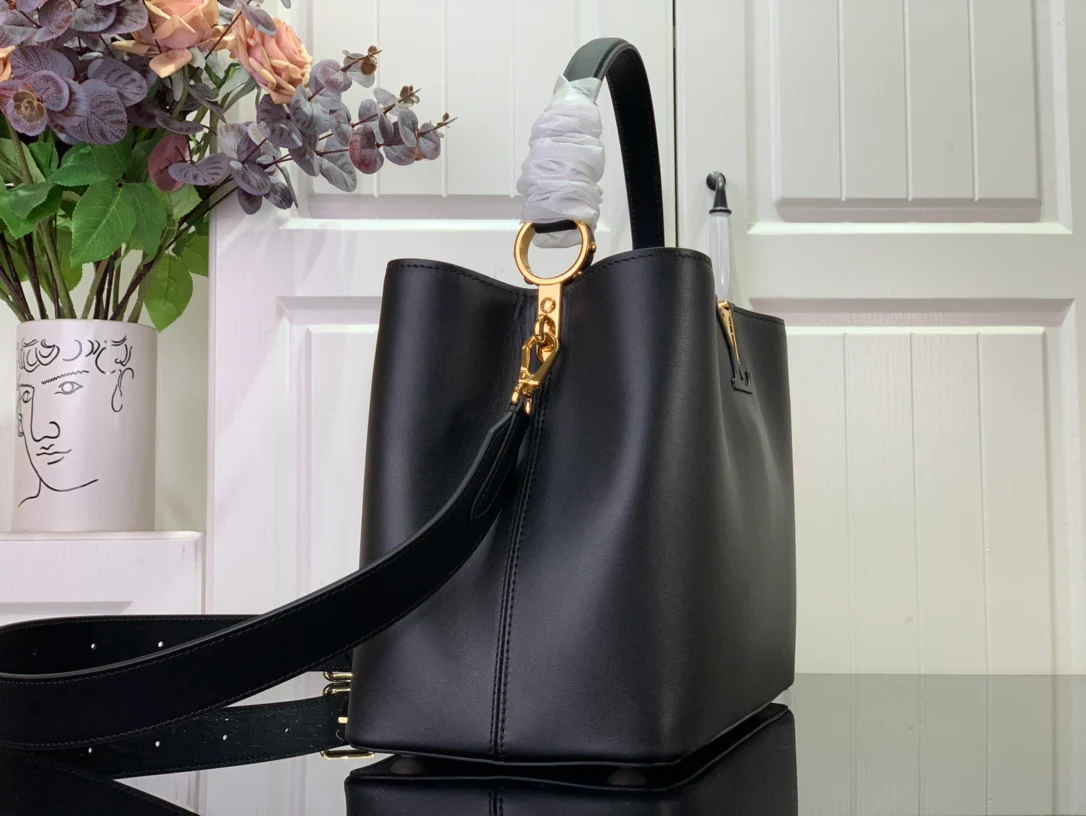 m24067-LV-Большая сумка Capucines, черная с золотой фурнитурой